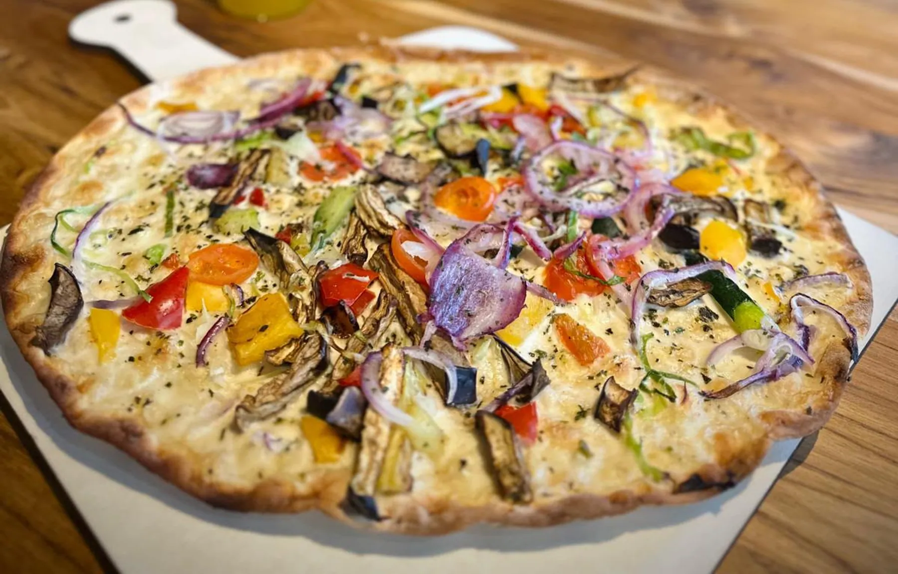 Flammkuchen mit Gemüse und hausgemachter Limonade